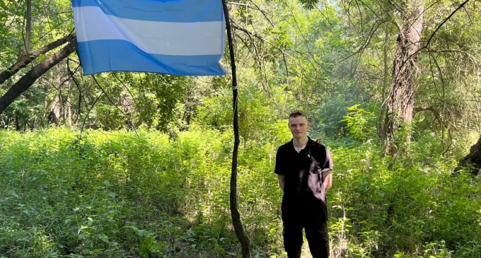 Daniel Jackson cắm cờ trên vùng đất vô chủ quyền dọc bờ sông Danube giữa hai nước Croatia và Serbia. Ảnh: CNN