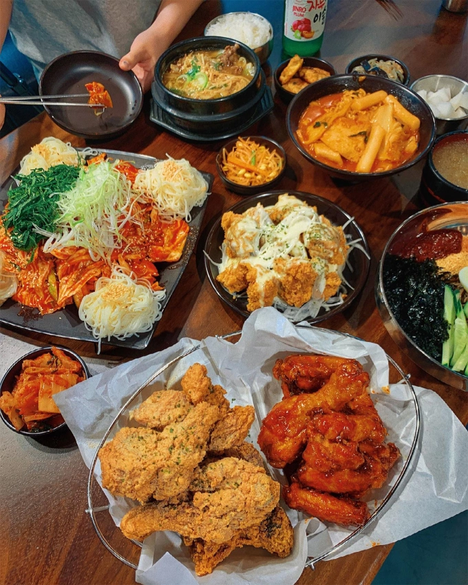 Đồ ăn tại Nollowa Chicken. Ảnh: Ninh Tito