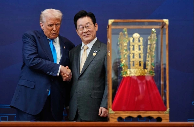 Tổng thống Hàn Quốc Lee Jae-myung (phải) tặng Tổng thống Mỹ Donald Trump bản sao vương miện vàng tại thành phố Gyeongju ngày 29/10. Ảnh: AP