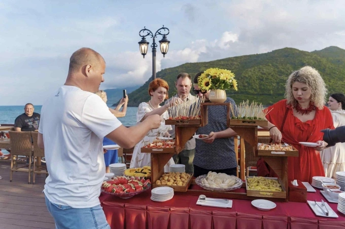 Du khách ăn tối trên du thuyền Emperor Cruises Legend Nha Trang tại vịnh Nha Trang, Khánh Hòa. Ảnh: Lux Group