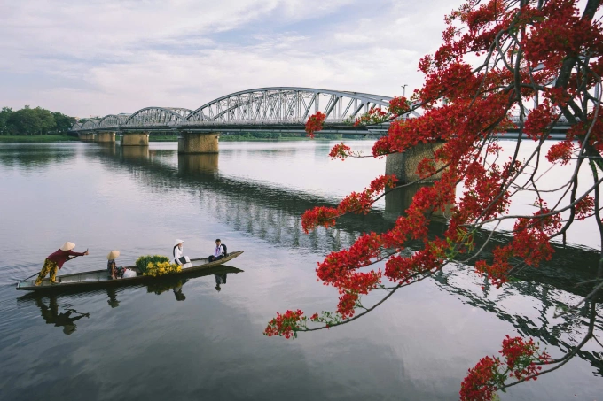 Cầu Trường Tiền bắc qua sông Hương. Ảnh: Kelvin Long