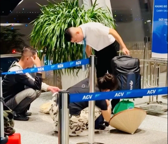 Khách cân hành lý tại sân bay. Ảnh: NVCC