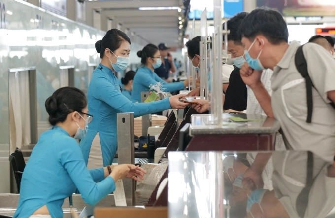 Khách làm thủ tục lên máy bay tại sân bay Nội Bài. Ảnh: Ngọc Thành