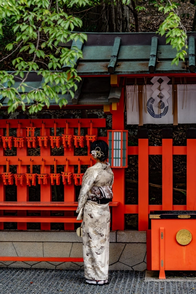 Người Nhật yêu thích sự yên tĩnh ở không gian công cộng ,đền chùa. Ảnh: Anh Tú