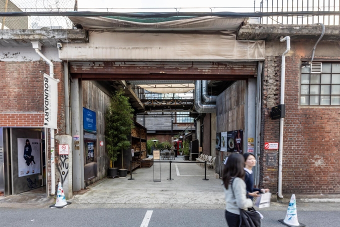 Những nhà máy, xưởng sửa chữa từ thập niên 1980-1990 được tái sinh thành cửa hàng. Ảnh: STO