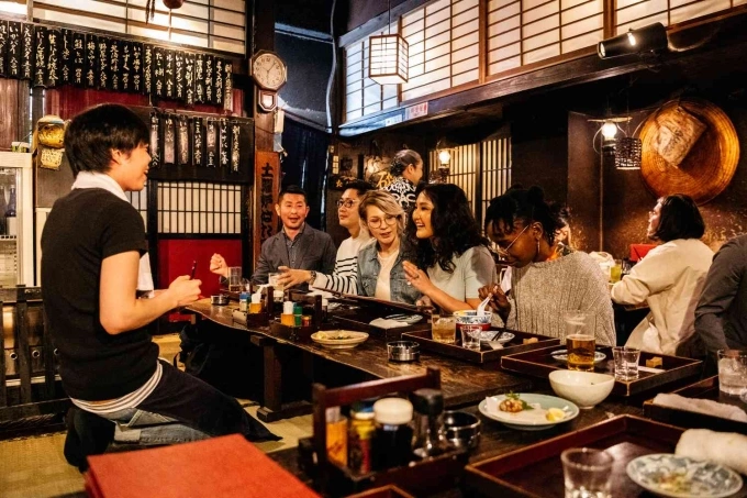Khách quốc tế dùng bữa trong một nhà hàng tại thủ đô Tokyo. Ảnh: TripAdvisor