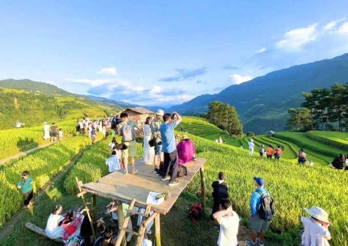 Khách đến Mù Căng Chải trải nghiệm ruộng bậc thang. Ảnh: Duyên Hải