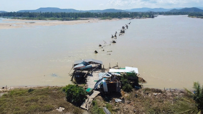 Cầu gỗ Ông Cọp đổ sập hoàn toàn xuống sông Bình Bá. Ảnh: Tropical trip Phú Yên