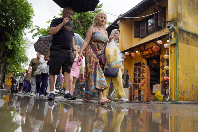 Khách tham quan phố cổ Hội An trong đợt lũ lịch sử cuối tháng 10/2025. Ảnh: Nguyễn Đông