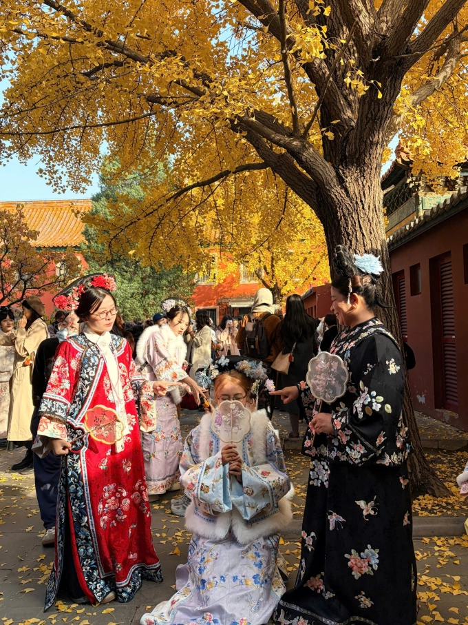 Các góc trong Tử Cấm Thành kín khách mặc cổ phục chụp hình.