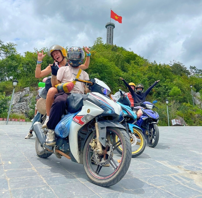 Các easy rider chở khách Tây ở cột cờ Lũng Cú. Ảnh: Jasmine Ha Giang