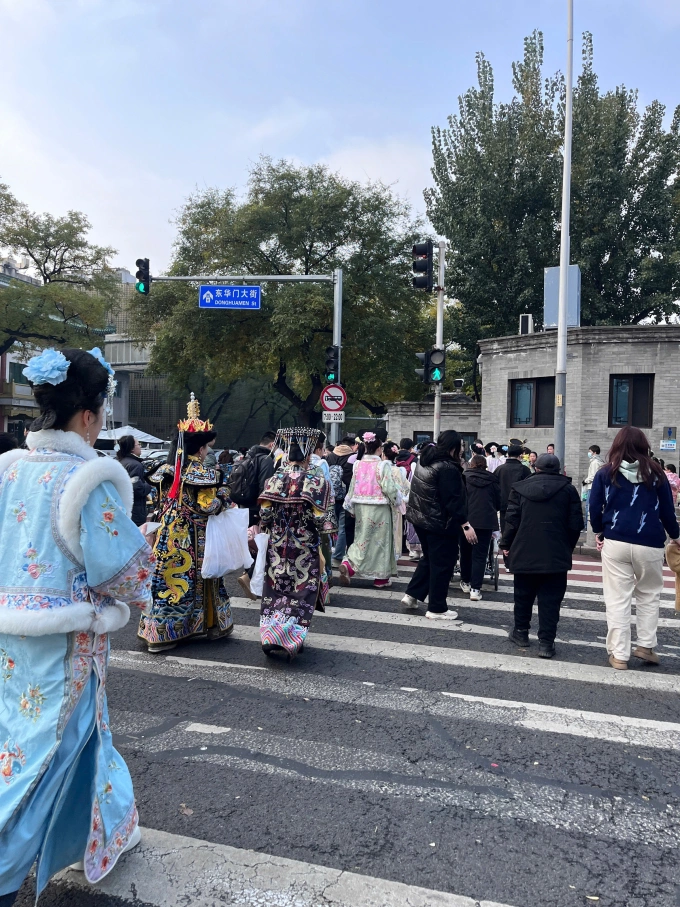 Dọc đường từ điểm thuê đồ đến Tử Cấm Thành là dòng người diện cổ phục.