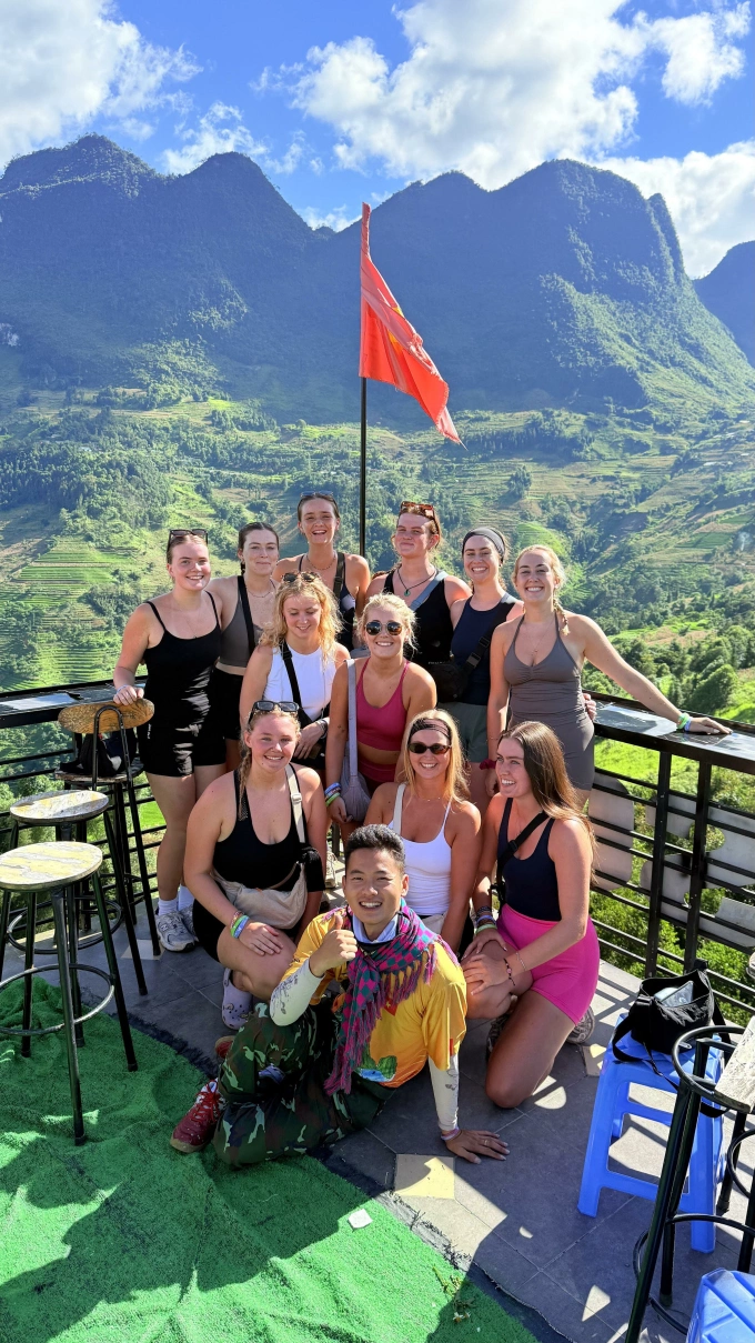 Giáo chụp ảnh cùng nhóm khách Tây ở Hà Giang. Ảnh: NVCC