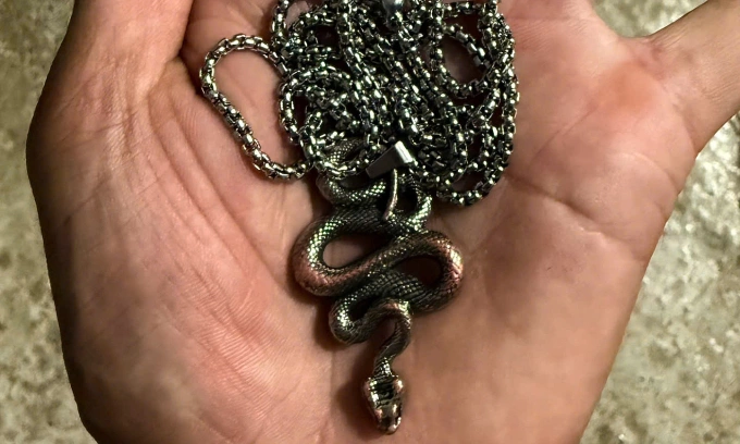 Sợi dây chuyền Giáo được nữ du khách tặng. Ảnh: NVCC