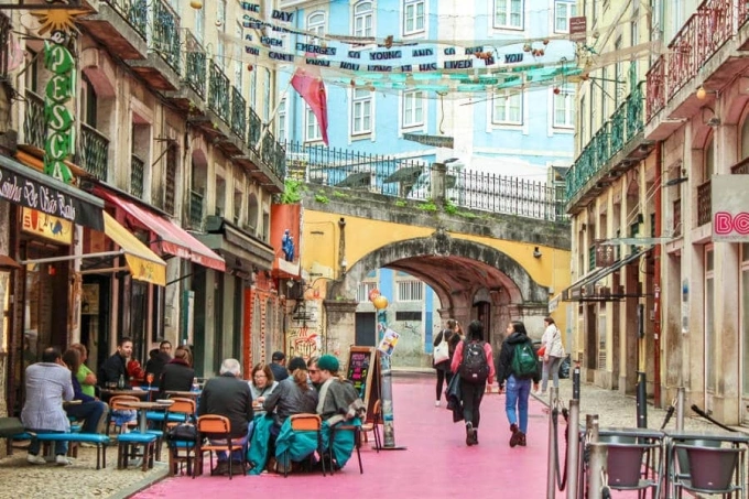 Phố Hồng (Pink Street) nằm ở khu Cais do Sodré tại Lisbon. Ảnh: Travel lemming