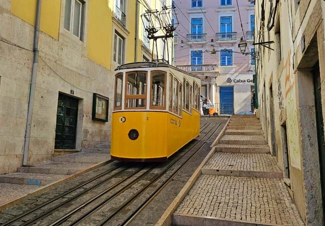 Tàu điện cáp treo mang tính biểu tượng ở Lisbon, Elevador da Bica. Ảnh: Lisbon Lisboa Portugal