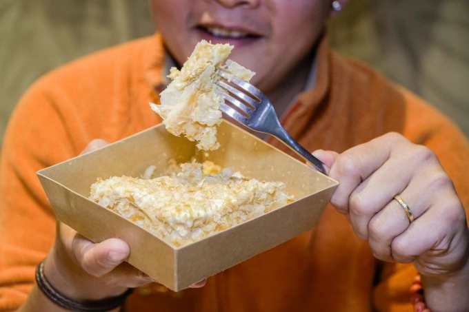 Đầu bếp thử chiếc bánh đang gây nhiều tranh cãi. Ảnh: Tú Nguyễn