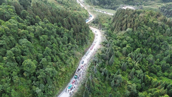 Xe nối đuôi nhau trên đoạn đường gần cổng trời Quảng Bạ sáng 15/11. Ảnh: Anh Tú