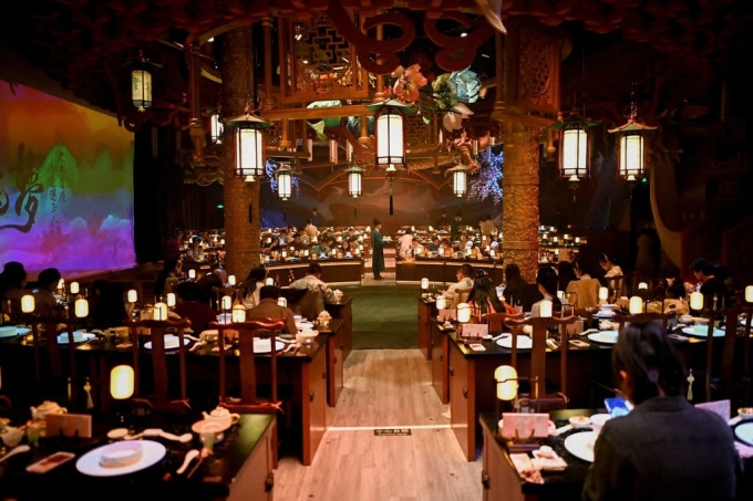 Nhà hàng cho khách 'xuyên không' về cổ đại dự yến tiệc cung đình ở Bắc Kinh Bên trong nhà hàng ở Bắc Kinh cung cấp trải nghiệm nhập vai thưởng thức yến tiệc cung đình. Ảnh: AFP