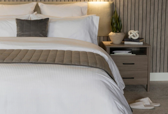 Kiểm tra ngay khi vào khách sạn Rệp thường bám vào ghế sofa, tấm trải giường. Ảnh: Belledorm