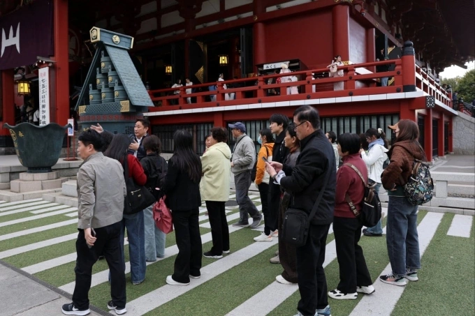 Khách Nhật tập trung lắng nghe hướng dẫn viên du lịch thuyết minh khi tại Nhật Bản. Ảnh: SCMP