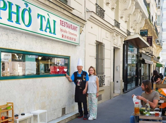 Những hàng phở Việt ở nước ngoài 'bỗng dưng nổi tiếng' Vợ chồng chủ quán bên ngoài quán phở. Ảnh:Financial Times