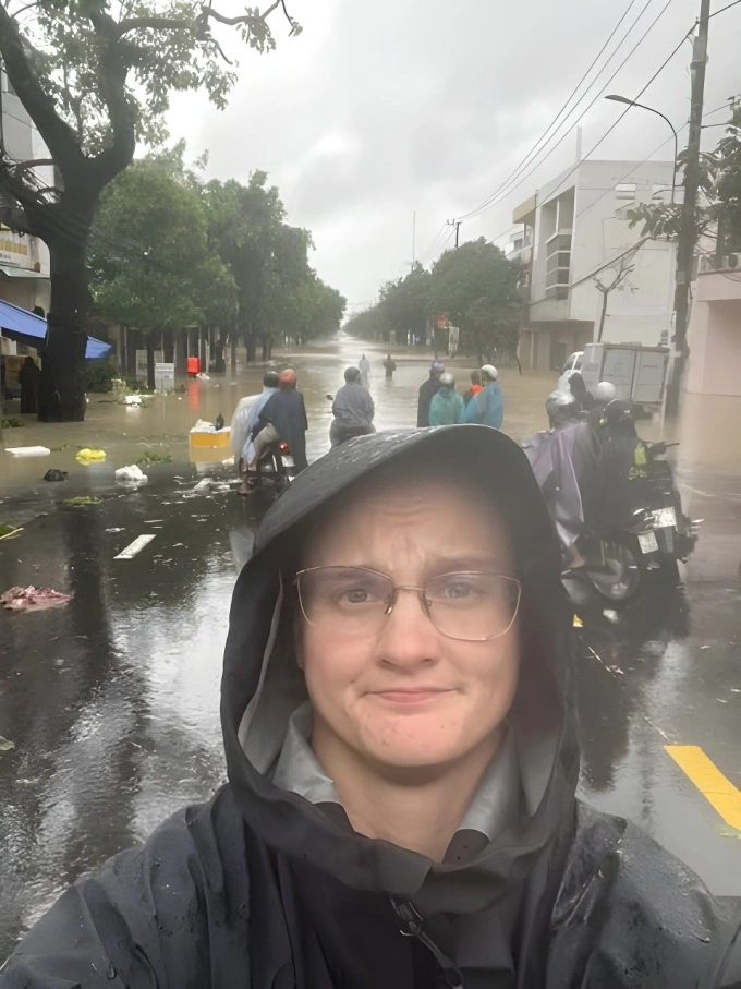 Ba ngày kẹt trên tàu vì ngập lụt của khách Tây Nicola bên ngoài đường phố Tuy Hòa. Ảnh: NVCC