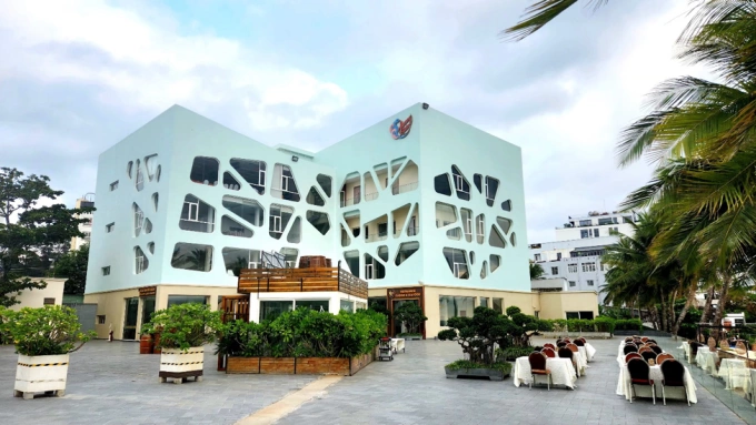 Thưởng thức hải sản địa phương tại nhà hàng Hương Biển Phú Quốc Không gian nhà hàng thoáng đãng, thiết kế sang trọng. Ảnh: Hương Biển Phú Quốc