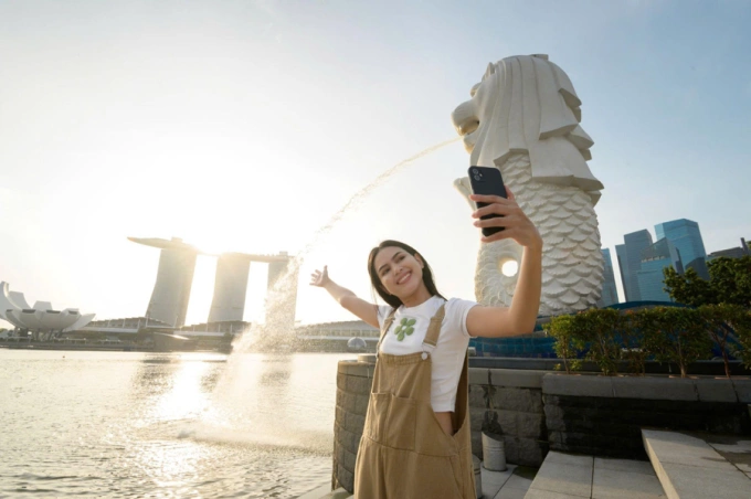 Tour trải nghiệm Singapore chuẩn 5 sao giá 50 triệu đồng Du khách check-in cùng tượng sư tử biển Merlion. Ảnh: Freepik