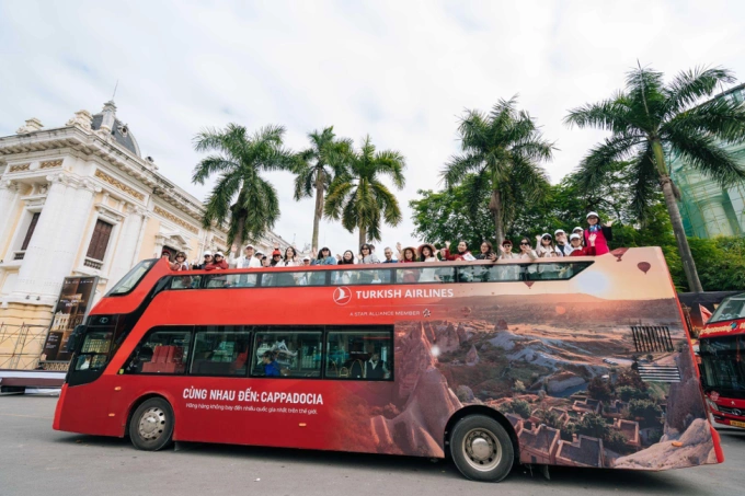 Xe buýt khám phá Hà Nội của Turkish Airlines Turkish Airlines Hanoi Bus Tour thu hút đông đảo khách tham quan. Ảnh: Turkish Airlines