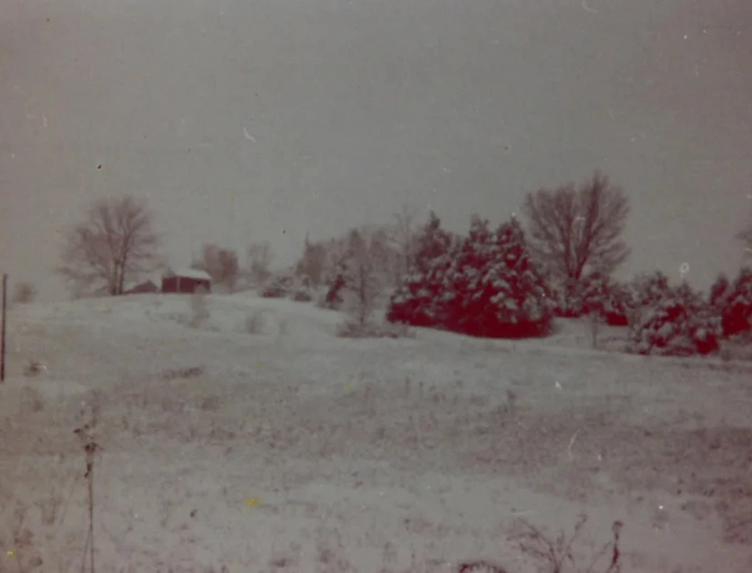 Chàng trai 18 tuổi kể đêm trú ẩn trong ngôi nhà không khóa Ngôi nhà trên đồi nơi John đã ngủ đêm vào năm 1980. Bức ảnh này được anh chụp lại vào hôm sau. Ảnh: CNN