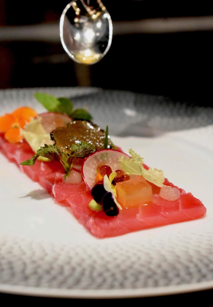 Nhà hàng Michelin biến tấu món Âu với cá ngừ và quất Quảng An Món gỏi cá ngừ trong nhà hàng Hemispheres Steak and Seafood Grill. Ảnh: Hemispheres