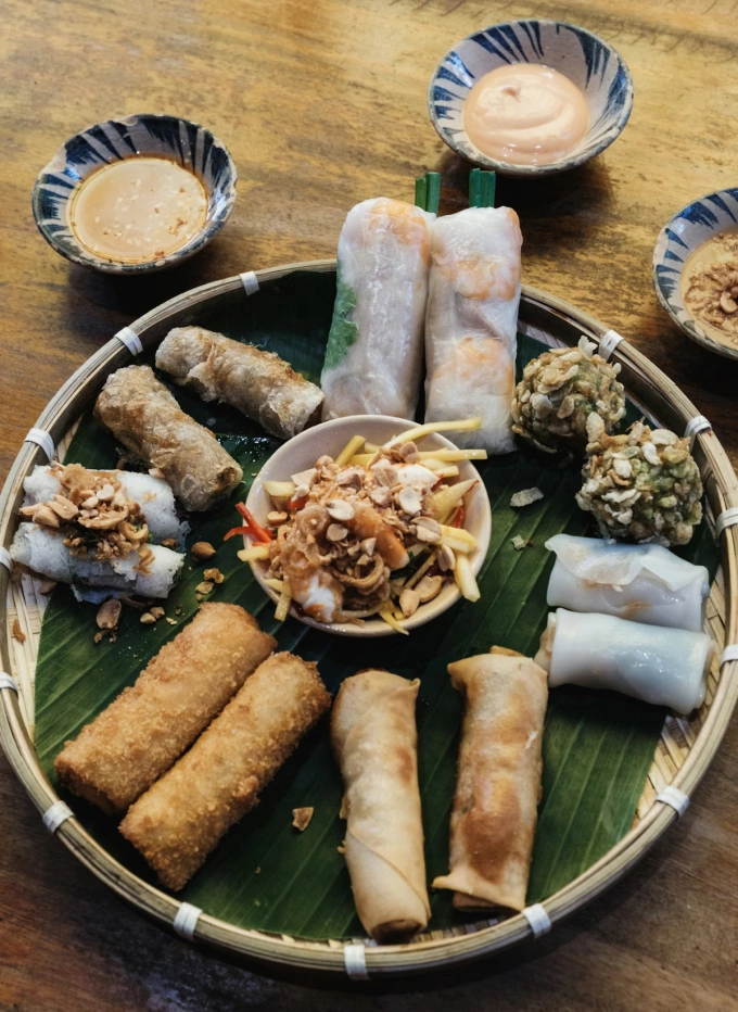 Tạp chí nước ngoài gợi ý trải nghiệm ẩm thực ở Việt Nam Các loại đồ cuốn rất đa dạng. Ảnh: Lonely Planet