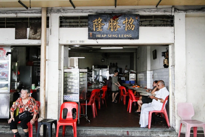 Trải nghiệm ẩm thực như người bản địa ở Singapore Tiệm kopitiam Heap Seng Leong tại Singapore. Ảnh: STB
