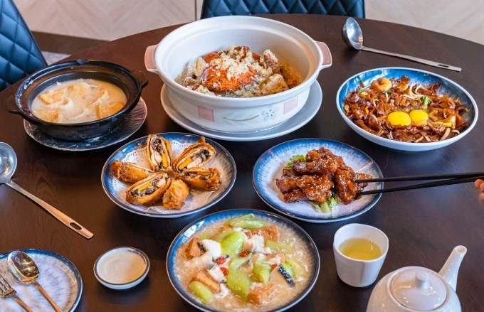 Trải nghiệm ẩm thực như người bản địa ở Singapore Các món ăn được nấu theo phong cách Zi Char tại Singapore. Ảnh: STB