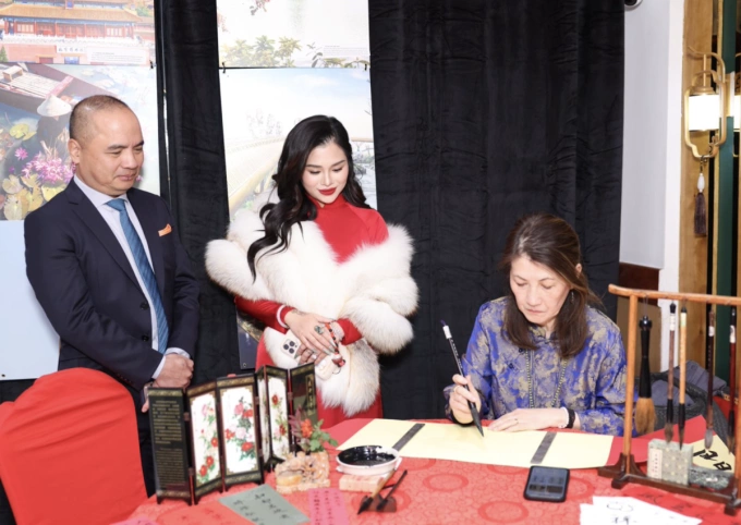 Giao lưu văn hóa ẩm thực Việt - Trung tại London Hoạt động trải nghiệm viết thư pháp thu hút sự quan tâm của đông đảo khách tham dự.