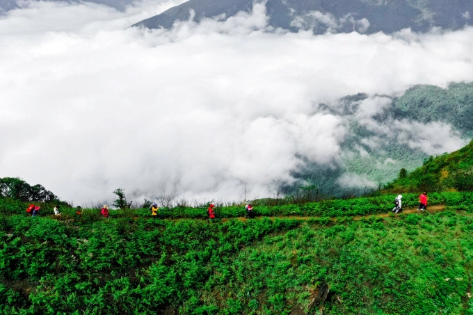 Tour leo núi trọn gói và tự túc Thời tiết đẹp sẽ thuận tiện cho hành trình leo núi. Ảnh: Lekima Hung