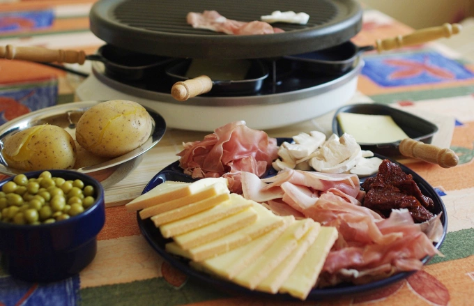 Raclette - món phomat 'cạo' nóng chảy mùa Giáng sinh Pho mát nướng Raclette - món ăn ấm áp mùa Giáng sinh - 1