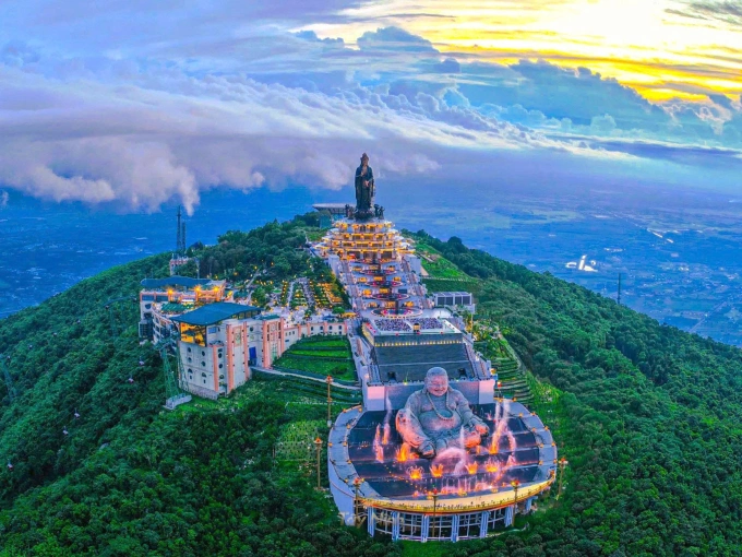 Tượng Phật cao 7,2 m sắp đưa về núi Bà Đen Đỉnh núi Bà Đen nhìn từ trên cao. Ảnh: Sun Group