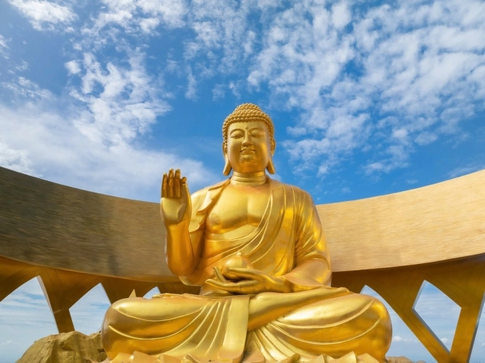 Tượng Phật cao 7,2 m sắp đưa về núi Bà Đen Tượng Đức Phật Câu Na Hàm với dáng ngồi kiết già, đặt tại vườn thiền cao nhất đỉnh núi Bà Đen. Ảnh: Sun Group