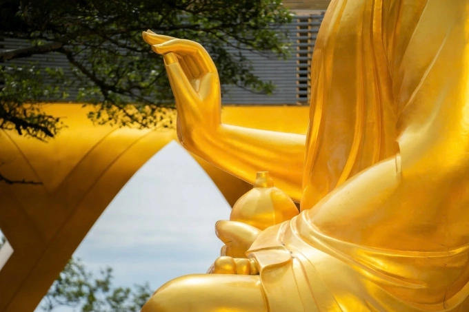 Tượng Phật cao 7,2 m sắp đưa về núi Bà Đen Tay phải Đức Phật Câu Na Hàm thủ ấn giáo hóa, tay trái cầm quả sung. Ảnh: Sun Group