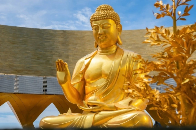 Tượng Phật cao 7,2 m sắp đưa về núi Bà Đen Tượng hướng về phía Đông với khuôn mặt chạm khắc tỉ mỉ, đôi mắt mở nhẹ nhìn xuống. Ảnh: Sun Group