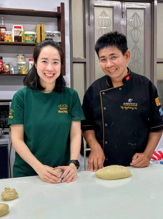 Cựu giám đốc Google bán bánh mì Việt ở Singapore Chị Quỳnh và đầu bếp tại quán. Ảnh: NVCC