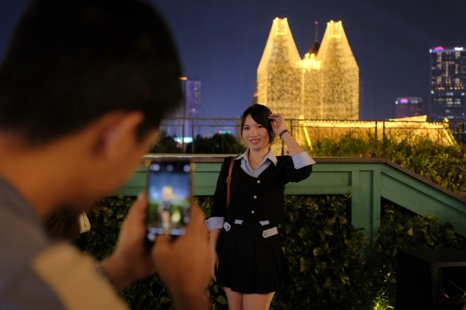 Nỗi khổ tìm chỗ ngắm Nhà thờ Đức Bà lúc lên đèn Chị Hà chọn được một góc vắng người hiếm hoi sau khi nhà thờ lên đèn được 15 phút.