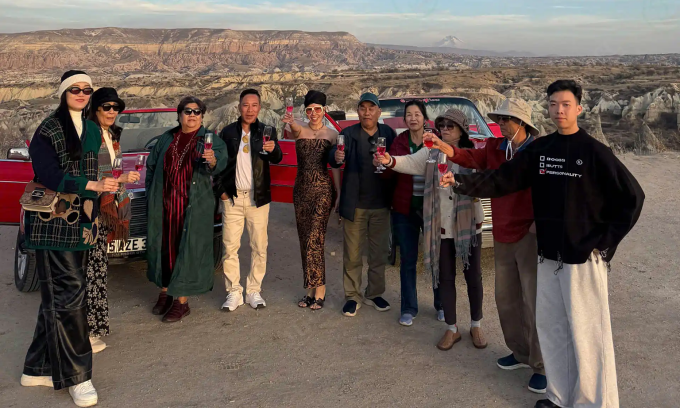 Tour Thổ Nhĩ Kỳ cao cấp của J Travel Du khách thưởng thức rượu vang trong hành trình khám phá Thổ Nhĩ Kỳ. Ảnh: J Travel