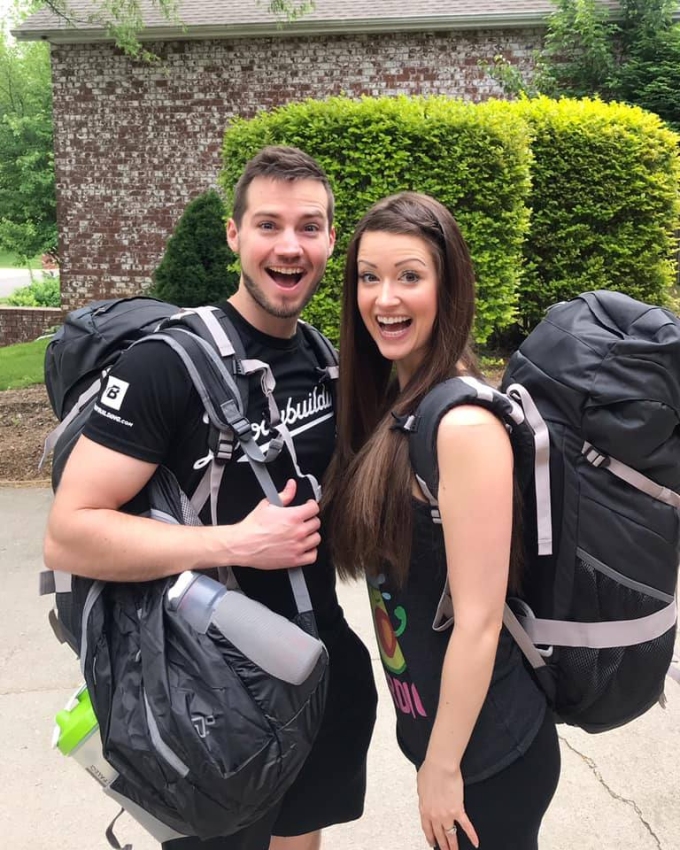 24 giờ trải nghiệm 'quốc gia không tồn tại' ở châu Âu Vợ chồng Caleb và Taylor Kiser. Ảnh: Facebook/Culture Craving Couple