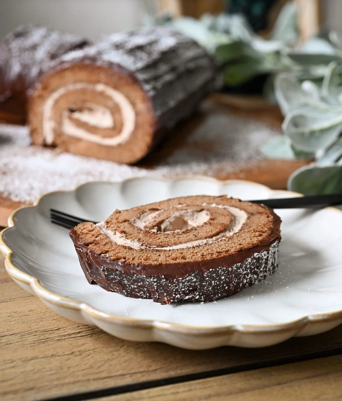 Lý do bánh khúc cây được ăn vào dịp Giáng sinh Bánh khúc cây được cắt thành từng miếng nhỏ, chia cho các thành viên trong gia đình. Ảnh: Simplyleb