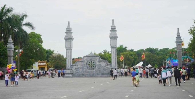Hải Phòng bảo tồn bền vững di tích đền Trạng Trình Khu vực bên ngoài di tích đền Trạng Trình. Ảnh:
