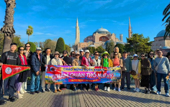 Tour Thổ Nhĩ Kỳ cao cấp của J Travel Đoàn khách tham gia tour Thổ Nhĩ Kỳ của J Travel. Ảnh: J Travel