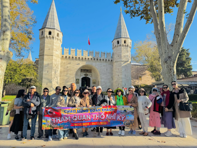 Tour Thổ Nhĩ Kỳ cao cấp của J Travel Đoàn khách của J Travel tham quan Cung điện Topkapi cùng Tour Thổ Nhĩ Kỳ cao cấp. Ảnh: J Travel